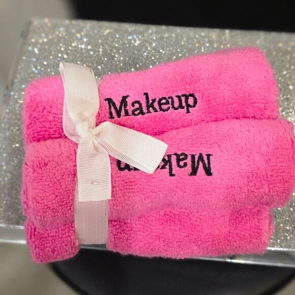 At Home Set Of 5 Pink Makeup Towels - Picture 5 of 6